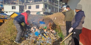 पत्रकार महासंघ खोटाङद्वारा फोहर व्यवस्थापनका लागि सरसफाइ अभियान सुरु