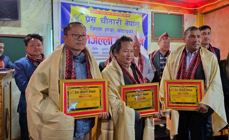 सम्मानित जिल्लाका अग्रज पत्रकारहरू दिलिप खत्री, दमन राई र केदार मगर । Photo.jpg