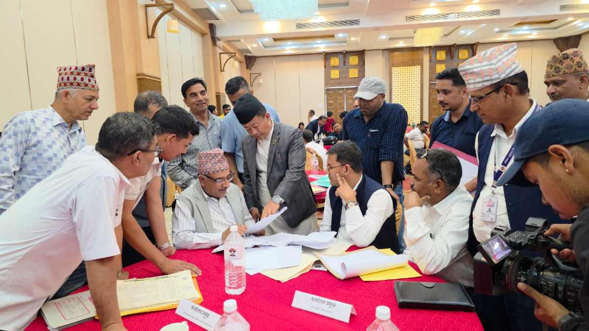 मन्त्रालय र मातहतका कार्यालयहरुका कर्मचारीहरुसँग अन्तक्रिया गर्नुहुदै कोसी प्रदेशका भौतिक पूर्वाधार विकास तथा स्वास्थ्य मन्त्री भूपेन्द्र राई । 2.jpg