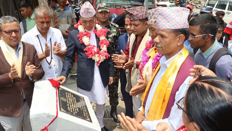 महुरे–फोक्सिङटार सडकः ३१ वर्षपछि मन्त्री दाहालद्वारा शिलालेख अनावरण गरेर सडक कालोपत्रको काम औपचारिक रूपमा शुभारम्भ
