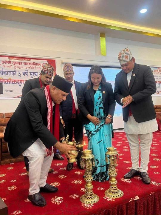 हलेसी तुवाचुङ नगरपालिकाद्वारा तीन वर्षे उपलब्धि सार्वजनिक तथा शैक्षिक सम्मेलनको उद्धघाटन गर्नुहुदै न्यायाधीश नारायणप्रसाद दाहाल । Photo2.jpg