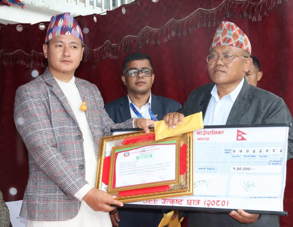 छात्रातर्फबाट ३.३९ जीपीए ल्याएकी थर्पुडाँडा माध्यमिक विद्यालय सप्तेश्वरका क्याल्सी राईका अविभावकलाई नगद पुरस्कारको चेक हस्तान्तरण गर्नुहुर्दै गाँउपालिकाका प्रमुख प्रशासकिय अधिकृत शौधन राई &lsquo;युनिक&rsquo; ।.jpeg