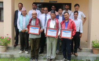 सिचाइँ योजनामा उत्कृष्ट कार्य सम्पादन गर्ने उपभोक्ता समिति र निर्माण व्यवसायी सम्मानित