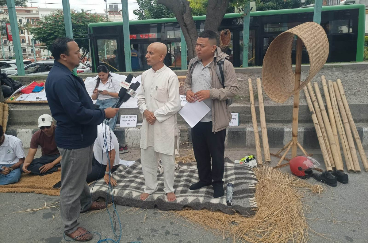 काठमाण्डौस्थित माइतीघर मण्डलामा सत्यग्रहमा बस्नु भएका दिक्तेल रुपाकोट मझुवागढी नगरपालिकाका मेयर तीर्थराज भट्टराई । Photo 3.jpg