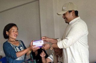 साकेला गाउँपालिकाद्वारा अपाङ्गता भएका नागरिकलाई सहायक सामाग्री वितरण