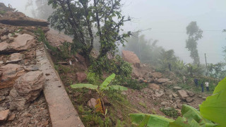 अविरल वर्षाले मध्य–पहाडी लोकमार्ग अन्तर्गत च्यास्मिटारमा पहिरोले सडक अबरुद्ध