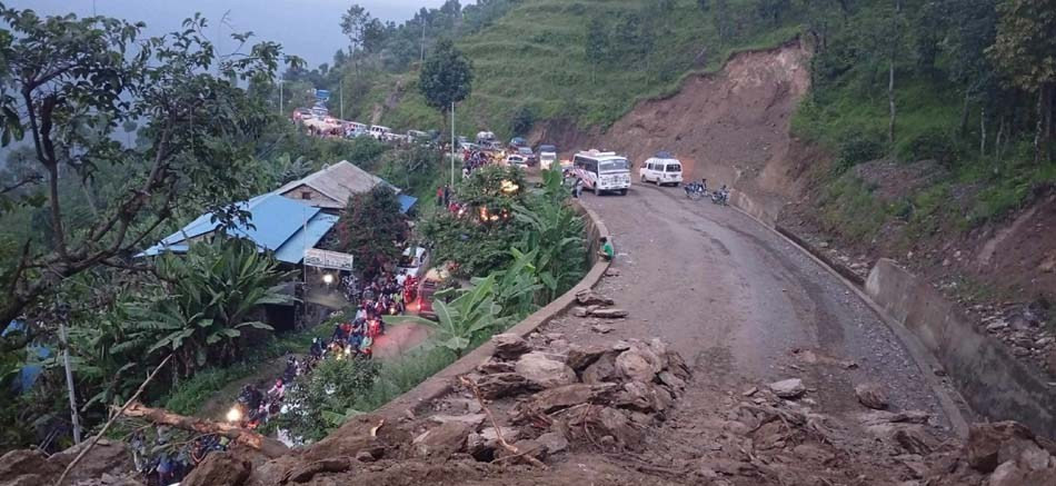 मध्यपहाडी लोकमार्गको जयराम–हलेसी सडकखण्ड ११ घण्टापछि सुचारु