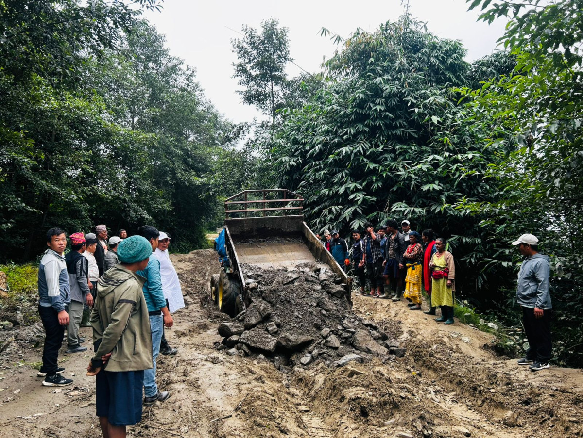 मध्यपहाडी लोकमार्ग अन्तर्गत सेखुवा झगरपुर–चखेवा सडक खण्डमा श्रमदान जुटाएर मर्मत गरिदै । Photo.jpg