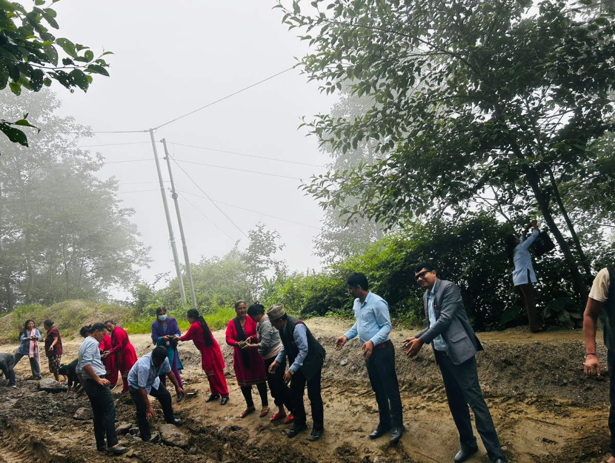 चखेवा सडक खण्ड श्रमदानमार्फत मर्मत शुरू
