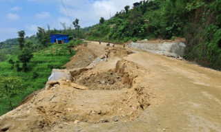 मध्यपहाडी लोकमार्ग अन्तर्गत माम्खामा ग्याबिन वाल भासिँदा छ घर पहिरोको जोखिममा