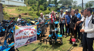 रावाबेँसी गाउँपालिकाद्वारा कृषकलाई २६ लाखको आधुनिक कृषि सामग्री वितरण
