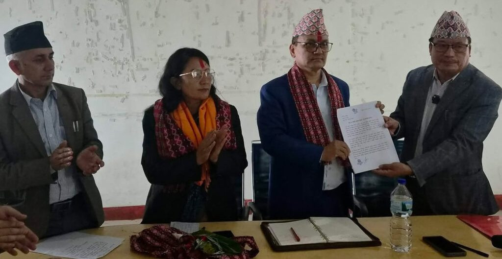खोटाङमा ५० शैयाको अस्पताल कार्यान्वयनमा लैजान स्वास्थ्यमन्त्रीलाई ज्ञापनपत्र